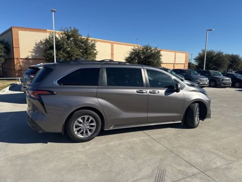 Used 2022 Toyota Sienna XLE Van Passenger Van