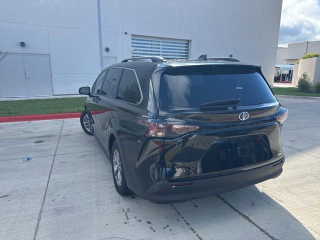 2024 Toyota Sienna LE photo 3