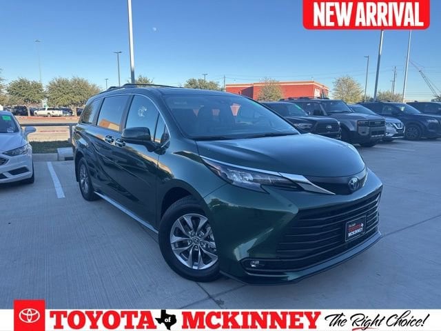 2025 Toyota Sienna XLE's photo