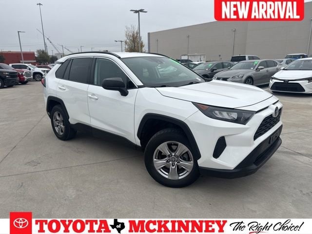 2022 Toyota RAV4 LE's photo
