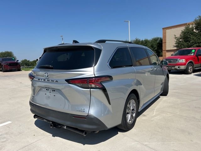 2022 Toyota Sienna LE photo 3