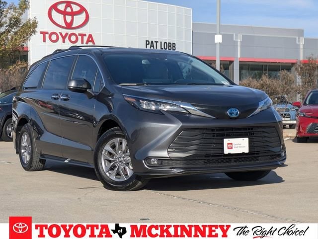 2025 Toyota Sienna XLE's photo