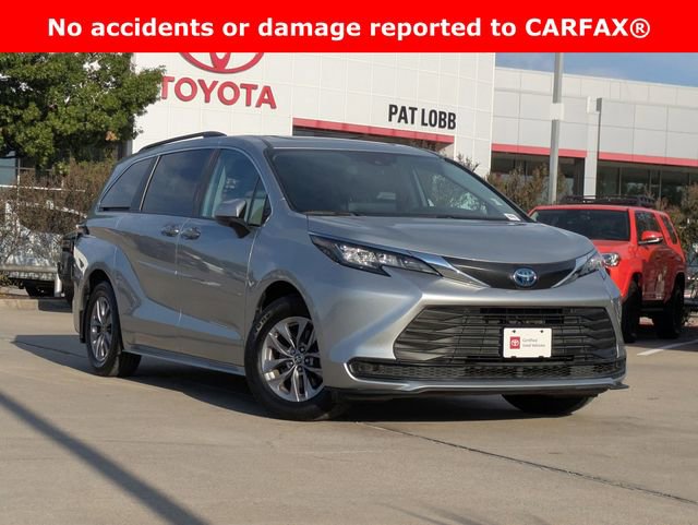 2023 Toyota Sienna LE photo 2