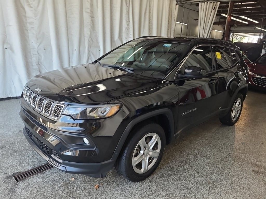 2023 Jeep Compass Latitude photo 2