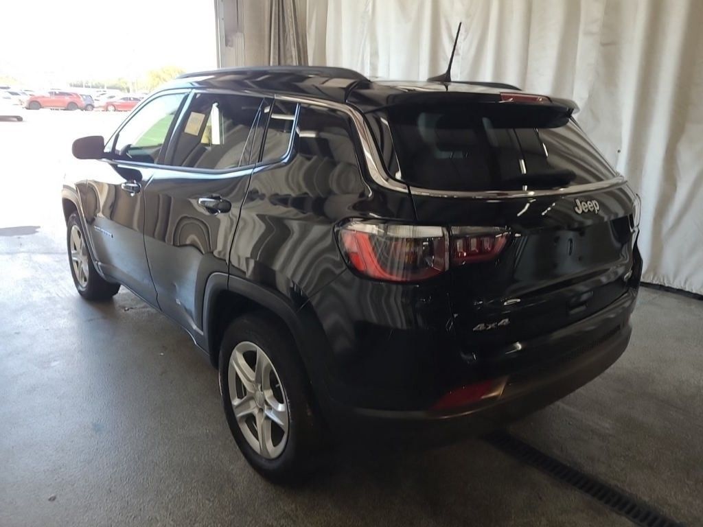 2023 Jeep Compass Latitude photo 3