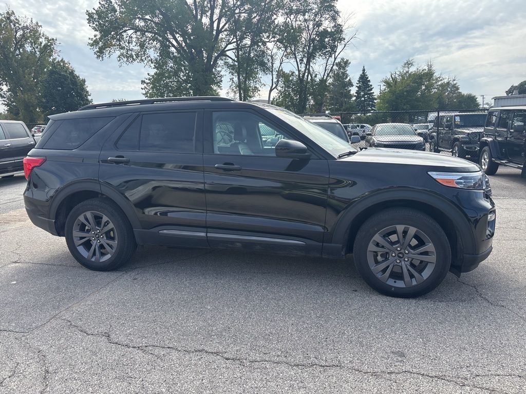 2023 Ford Explorer XLT photo 3