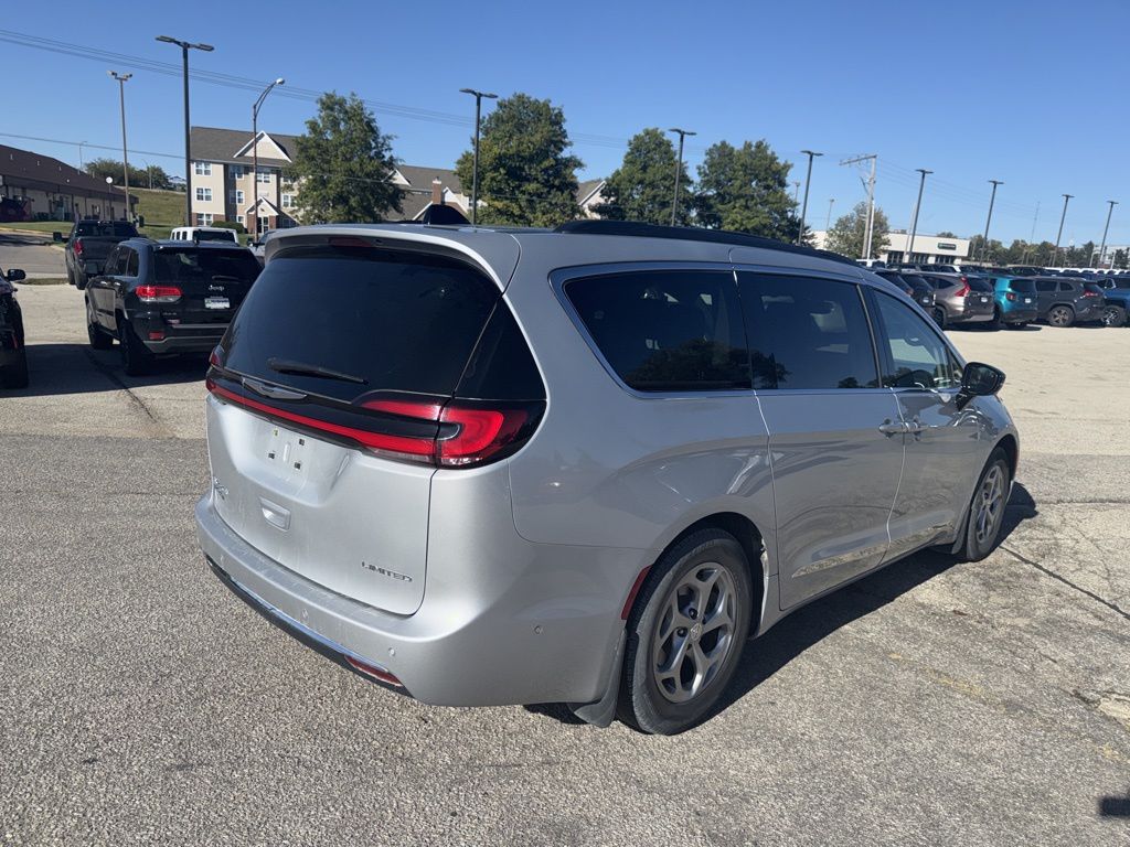 2024 Chrysler Pacifica Limited photo 3