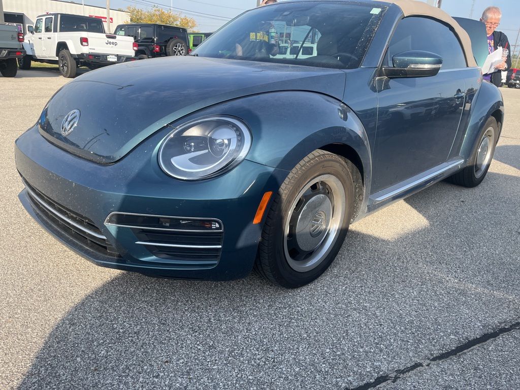 2018 Volkswagen Beetle S photo 2