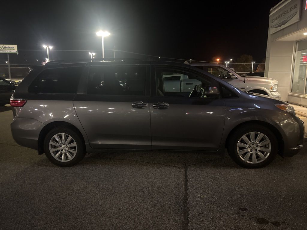 2017 Toyota Sienna XLE photo 2