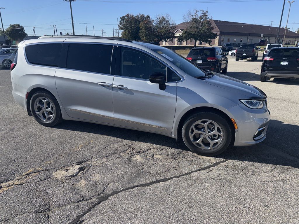 2024 Chrysler Pacifica Limited photo 2