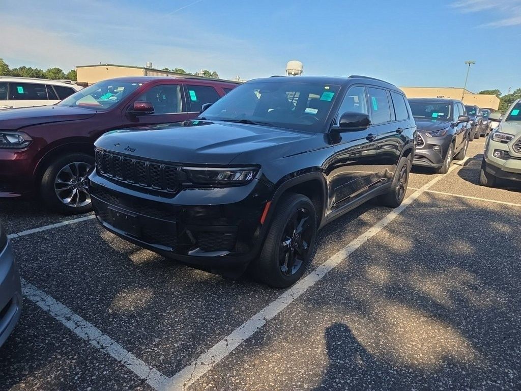 2022 Jeep Grand Cherokee Altitude photo 2