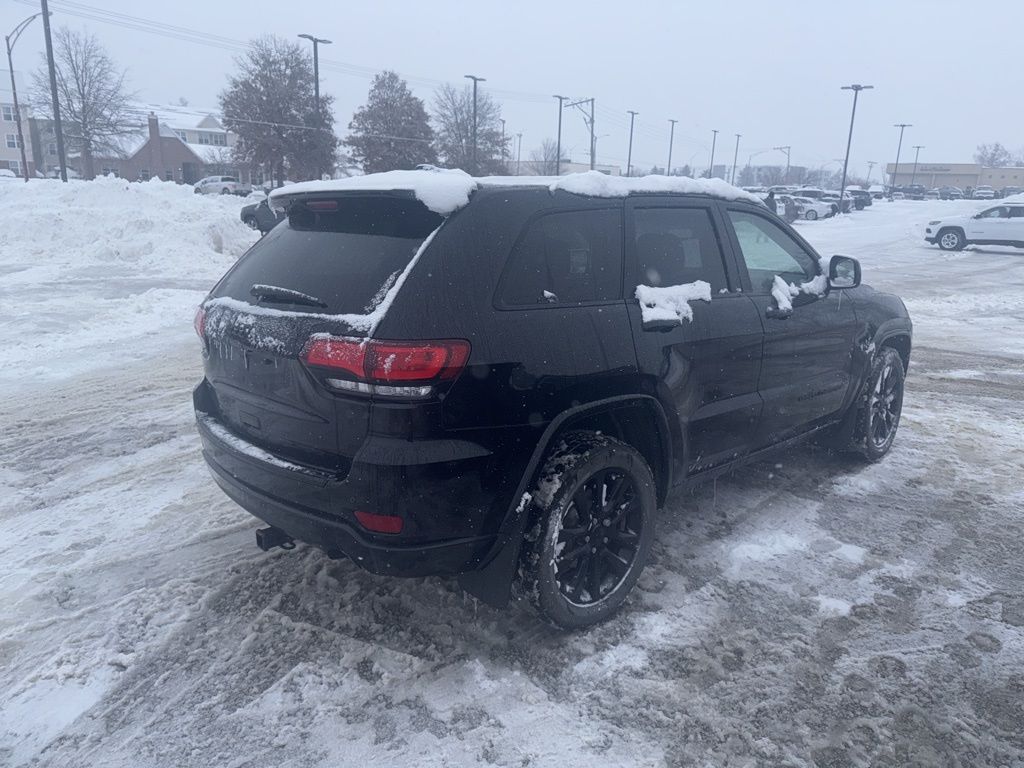 2017 Jeep Grand Cherokee Altitude photo 2
