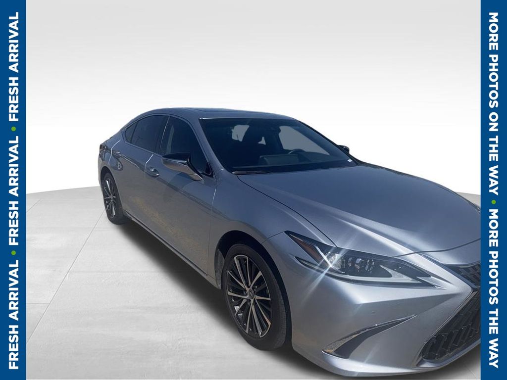 2025 Lexus ES 300h 300h's photo