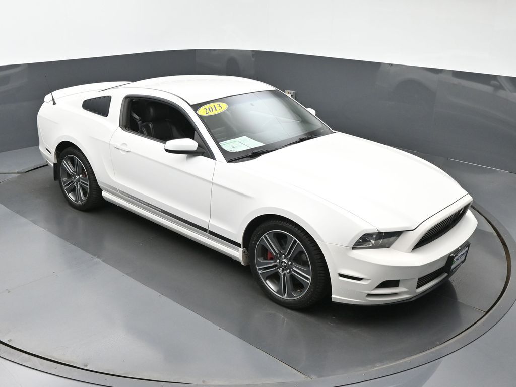 2013 Ford Mustang V6 Premium photo 2