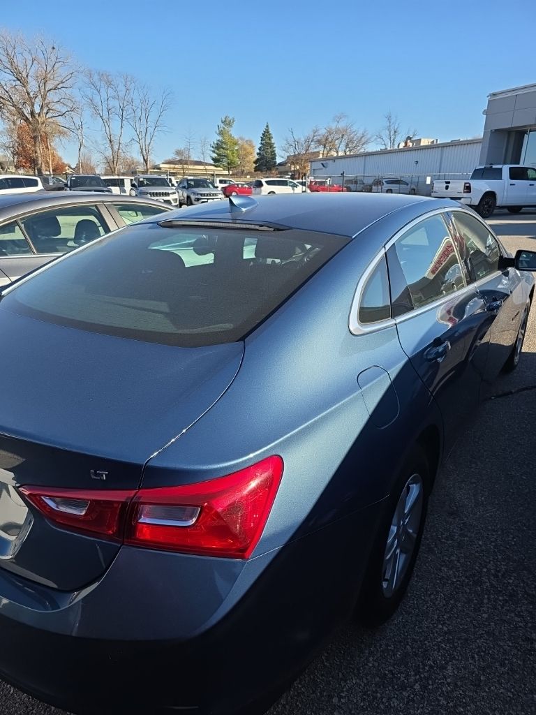 2024 Chevrolet Malibu 1LT photo 2
