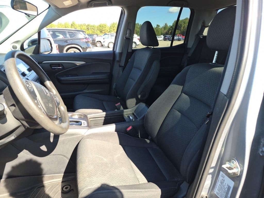 2019 Honda Ridgeline Sport photo 3