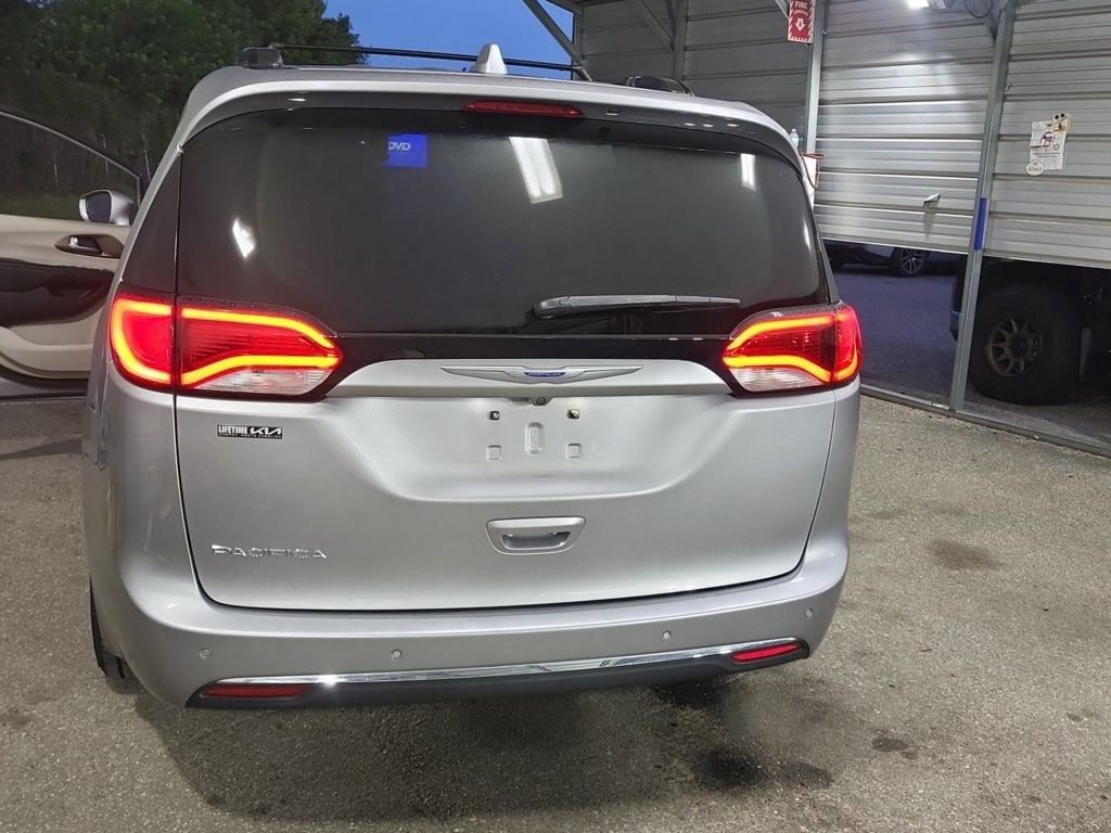 2018 Chrysler Pacifica Touring Plus photo 2