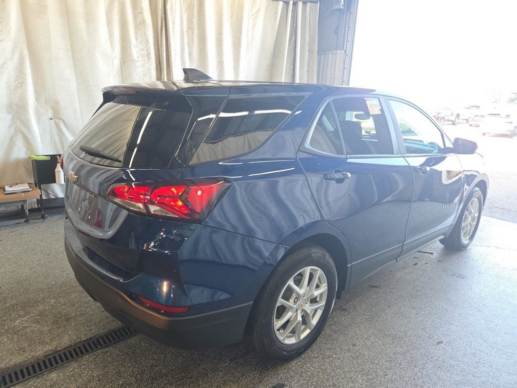 2022 Chevrolet Equinox LS photo 2