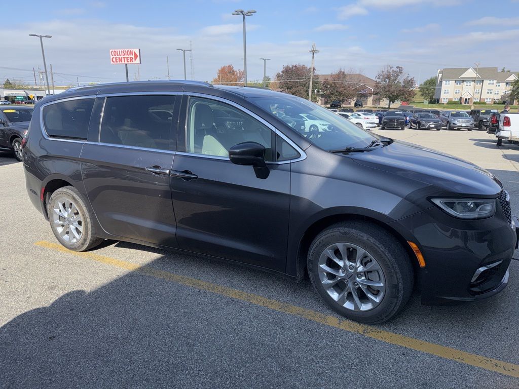 2021 Chrysler Pacifica Touring L photo 2