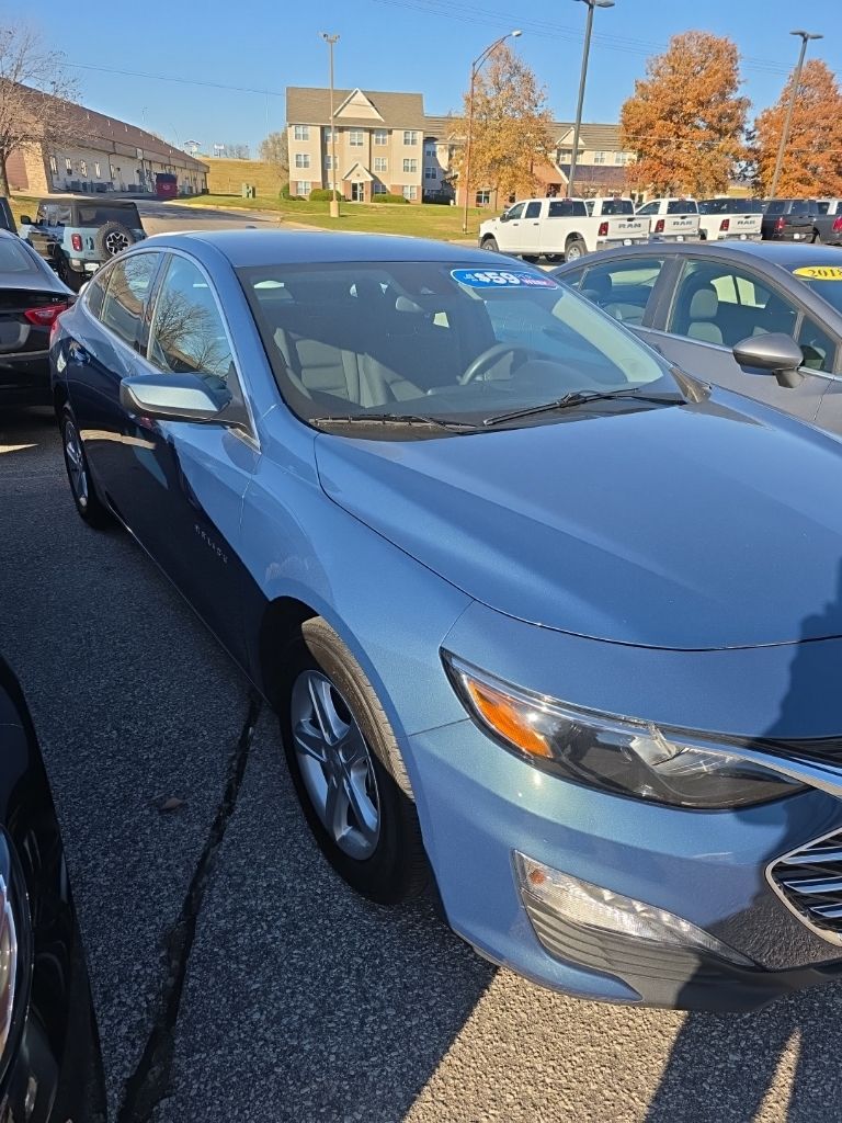 2024 Chevrolet Malibu 1LT photo 3