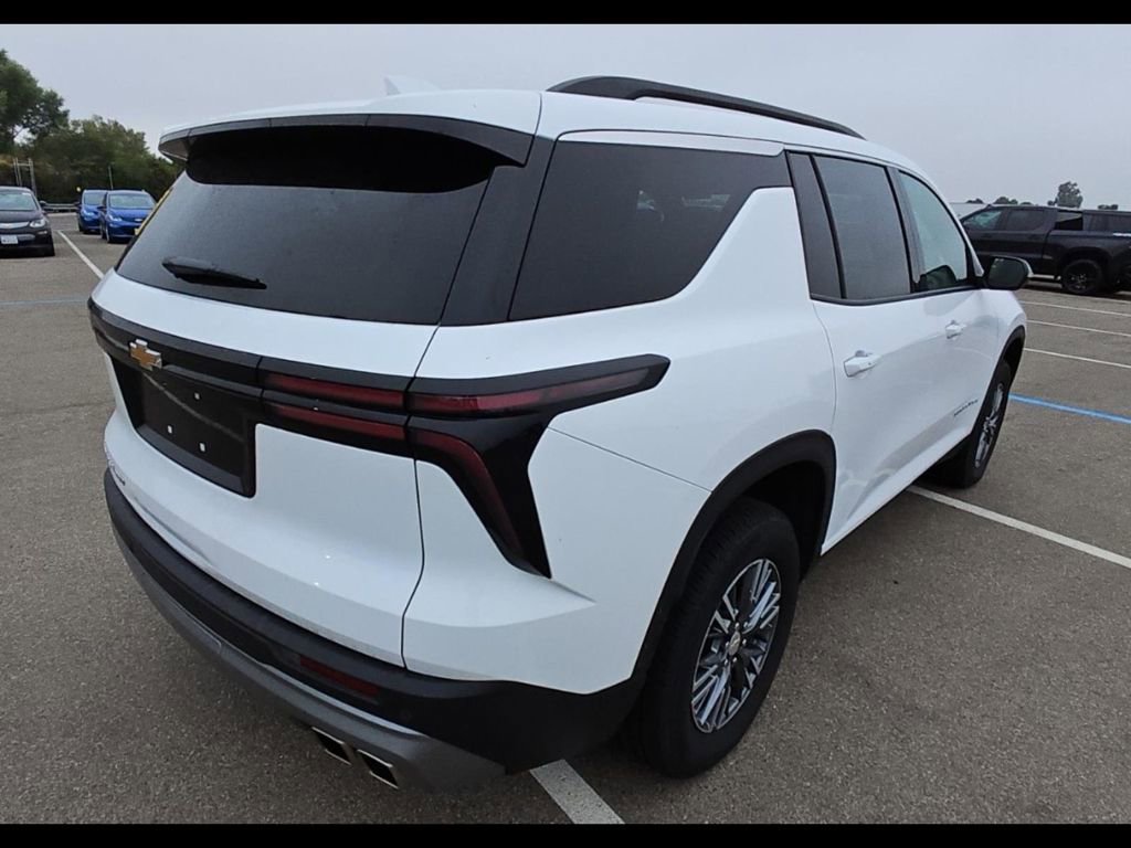 2025 Chevrolet Traverse photo 2