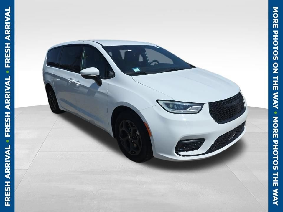 2023 Chrysler Pacifica Hybrid Touring L Hybrid's photo