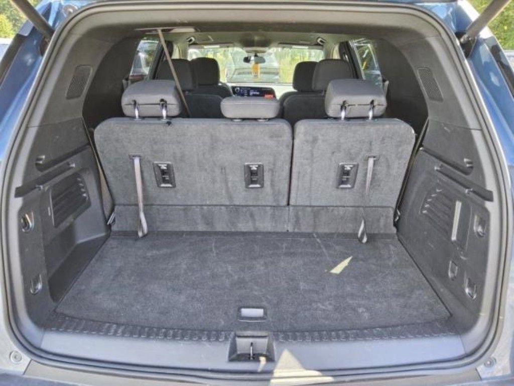 2025 Chevrolet Traverse photo 2