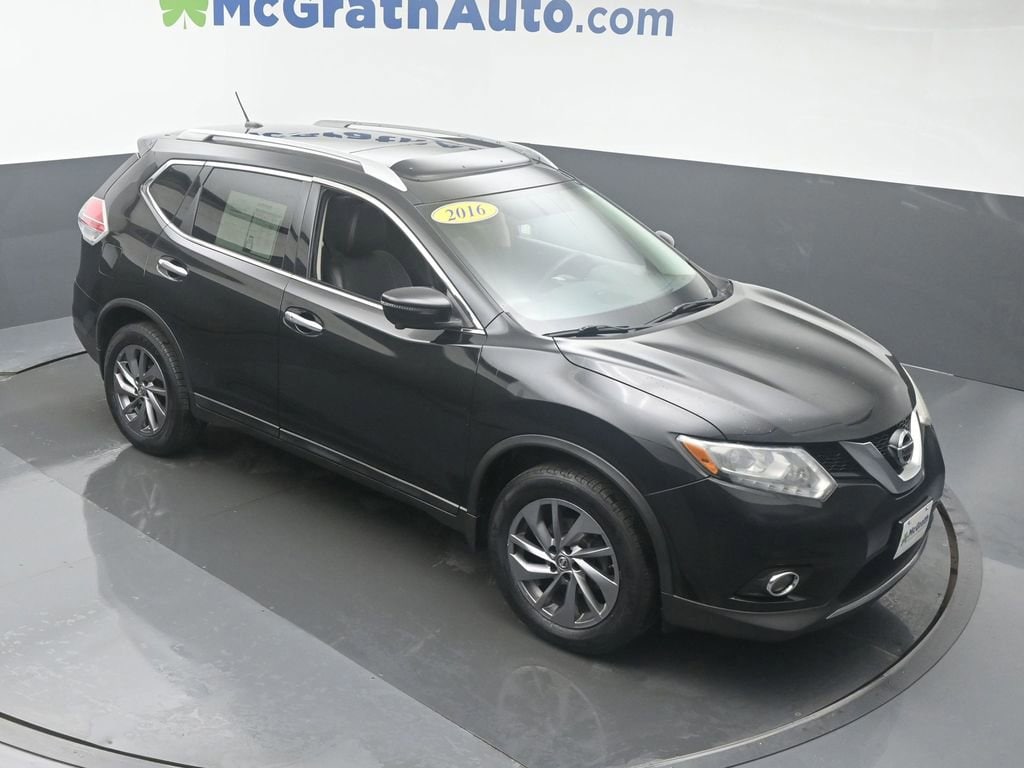 Used 2016 Nissan Rogue SL with VIN 5N1AT2MV6GC754697 for sale in Cedar Rapids, IA