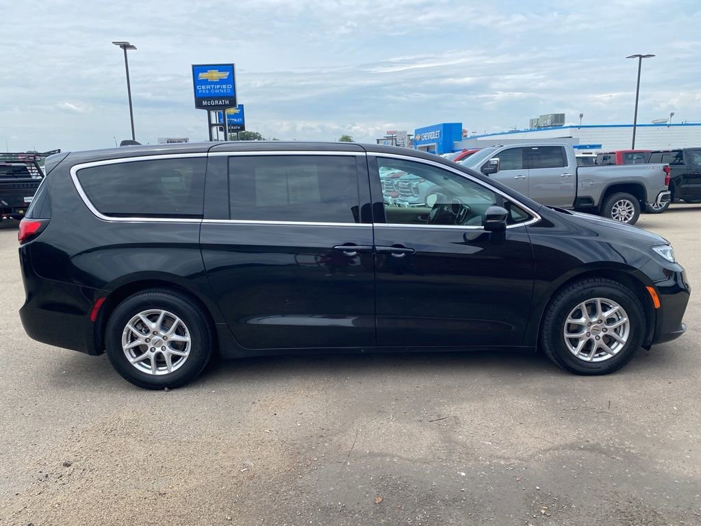 2023 Chrysler Pacifica Touring L photo 2