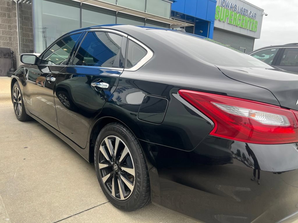 Used 2018 Nissan Altima SV with VIN 1N4AL3AP7JC246560 for sale in Cedar Rapids, IA