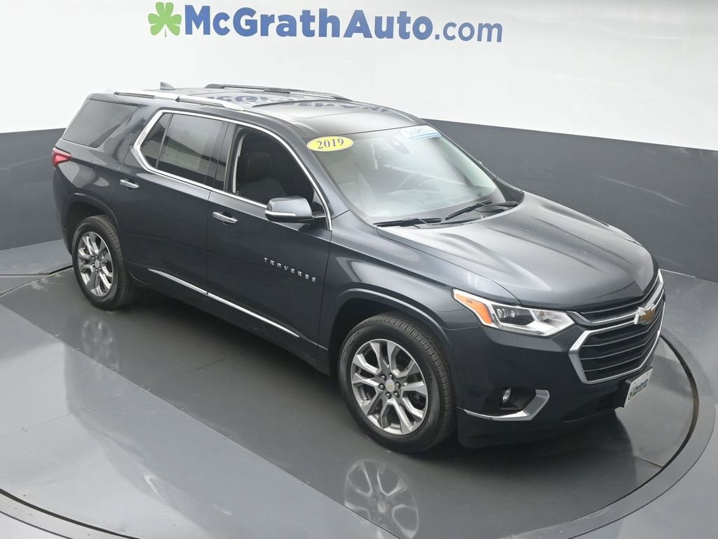 Used 2019 Chevrolet Traverse Premier with VIN 1GNEVKKW8KJ141116 for sale in Cedar Rapids, IA