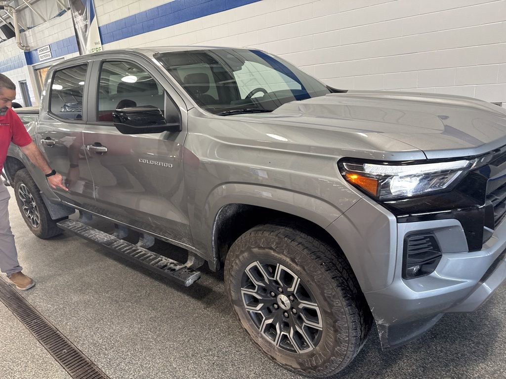 2023 Chevrolet Colorado Z71 photo 2