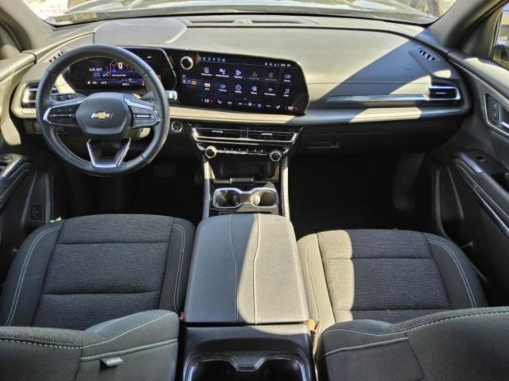2025 Chevrolet Traverse photo 4
