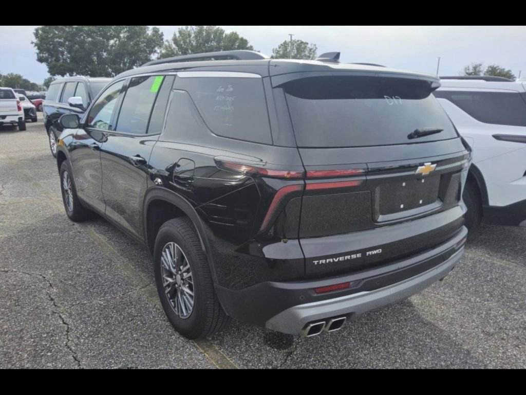 2025 Chevrolet Traverse photo 2