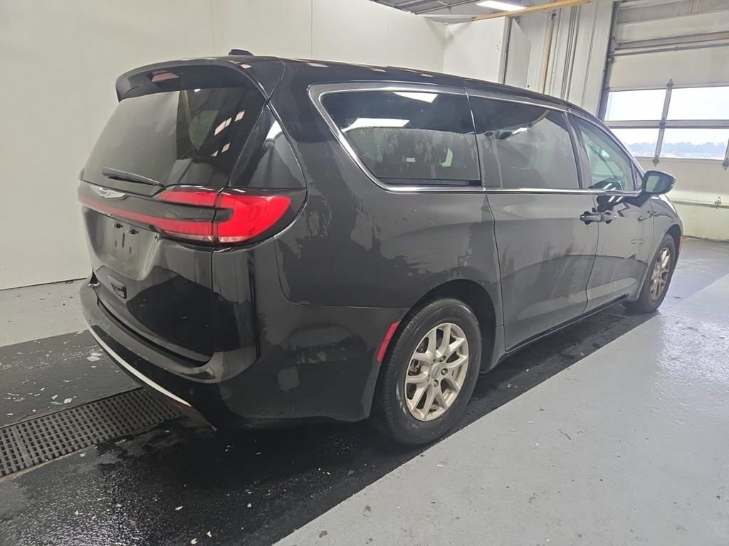 2024 Chrysler Pacifica Touring L photo 4