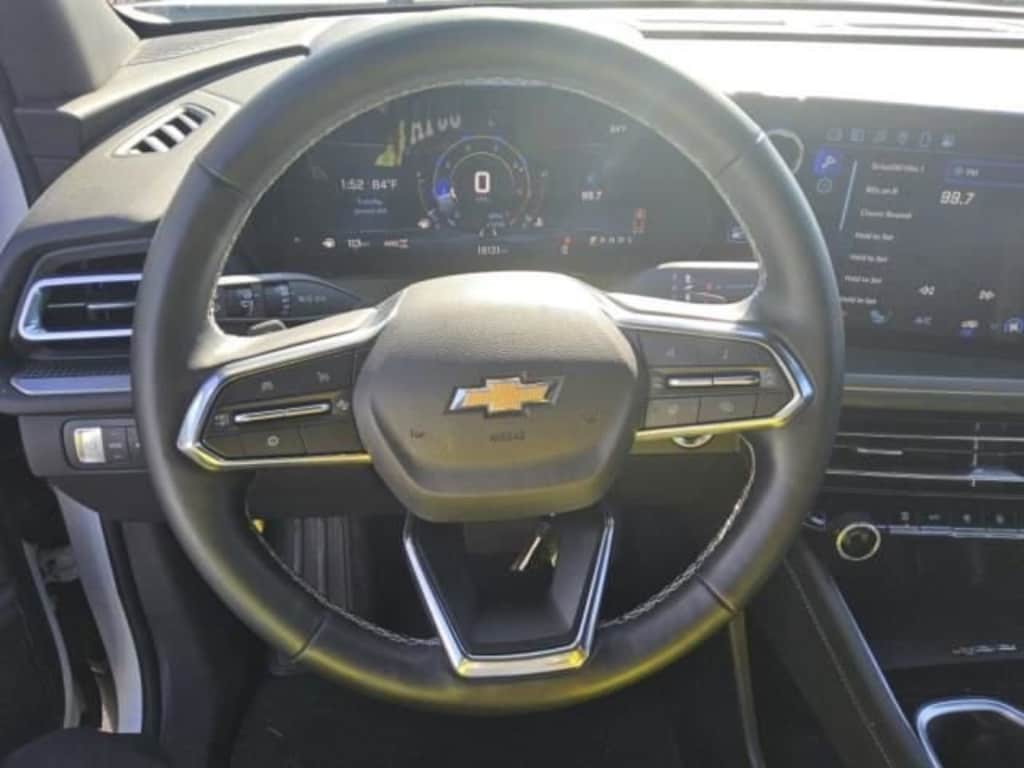 Used 2025 Chevrolet Traverse LT SUV