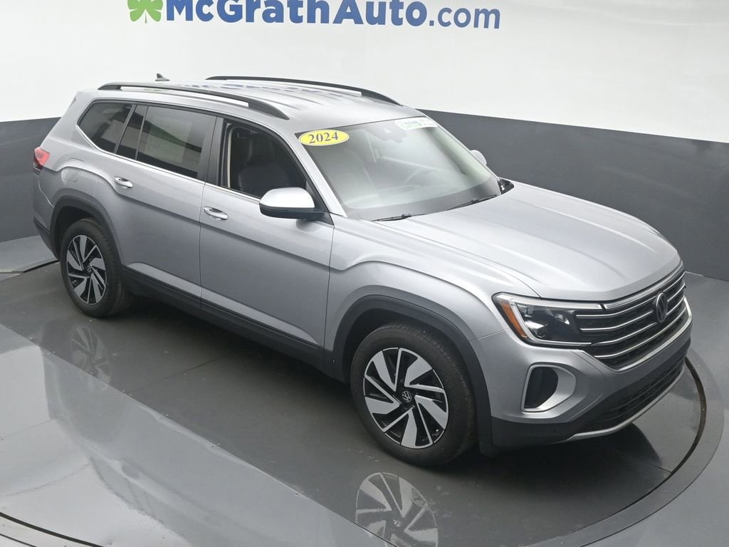 Used 2024 Volkswagen Atlas SE w/Tech with VIN 1V2HR2CA2RC567409 for sale in Cedar Rapids, IA