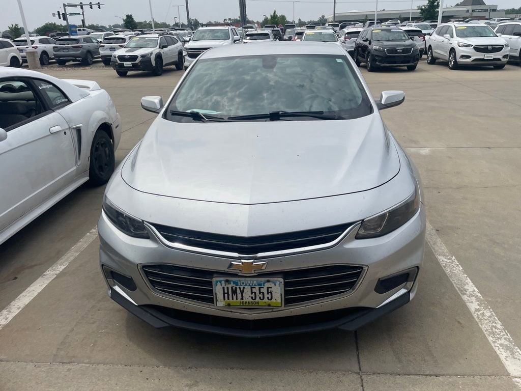 Used 2018 Chevrolet Malibu 1LT with VIN 1G1ZD5ST6JF194329 for sale in Cedar Rapids, IA