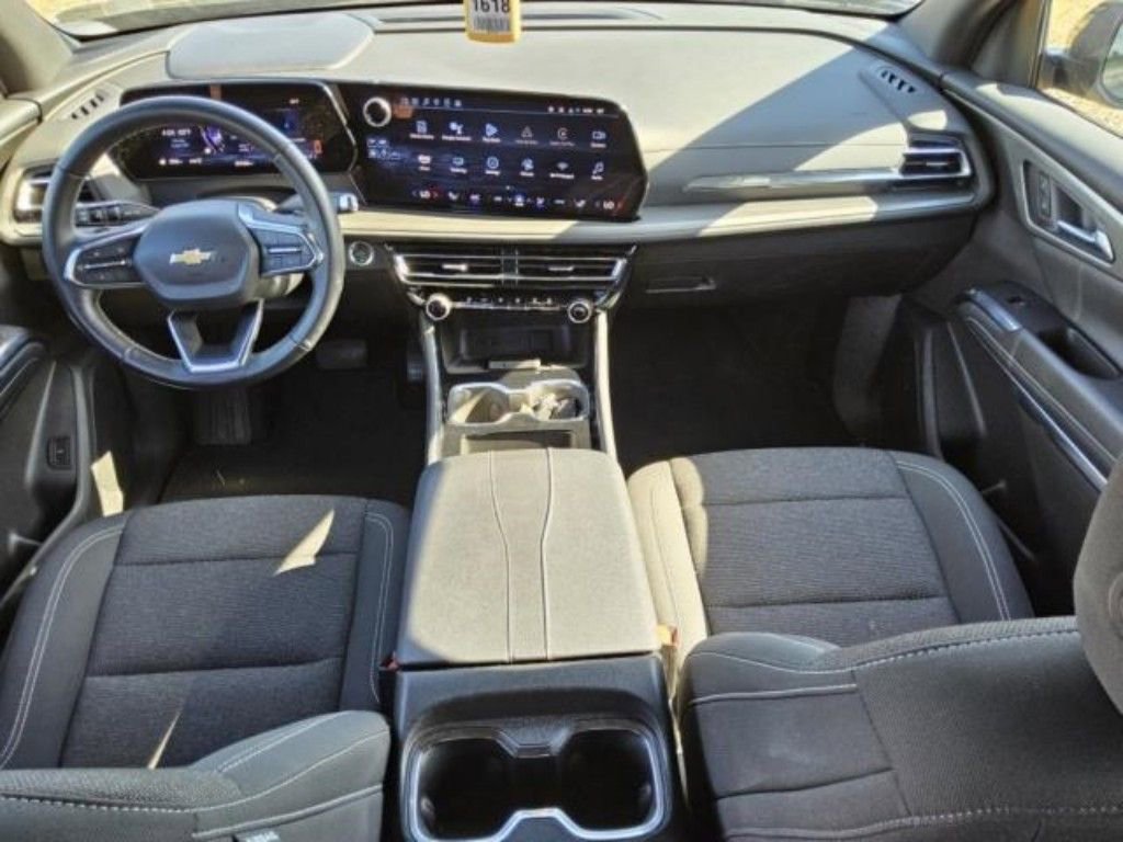 2025 Chevrolet Traverse photo 2