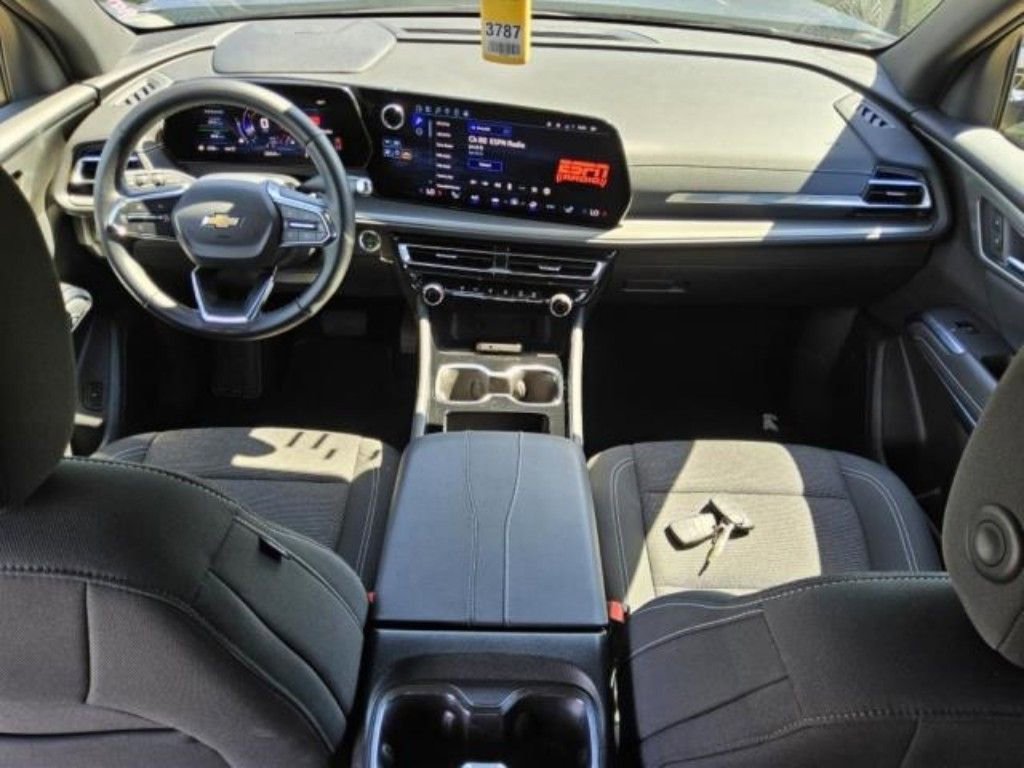 2025 Chevrolet Traverse photo 3