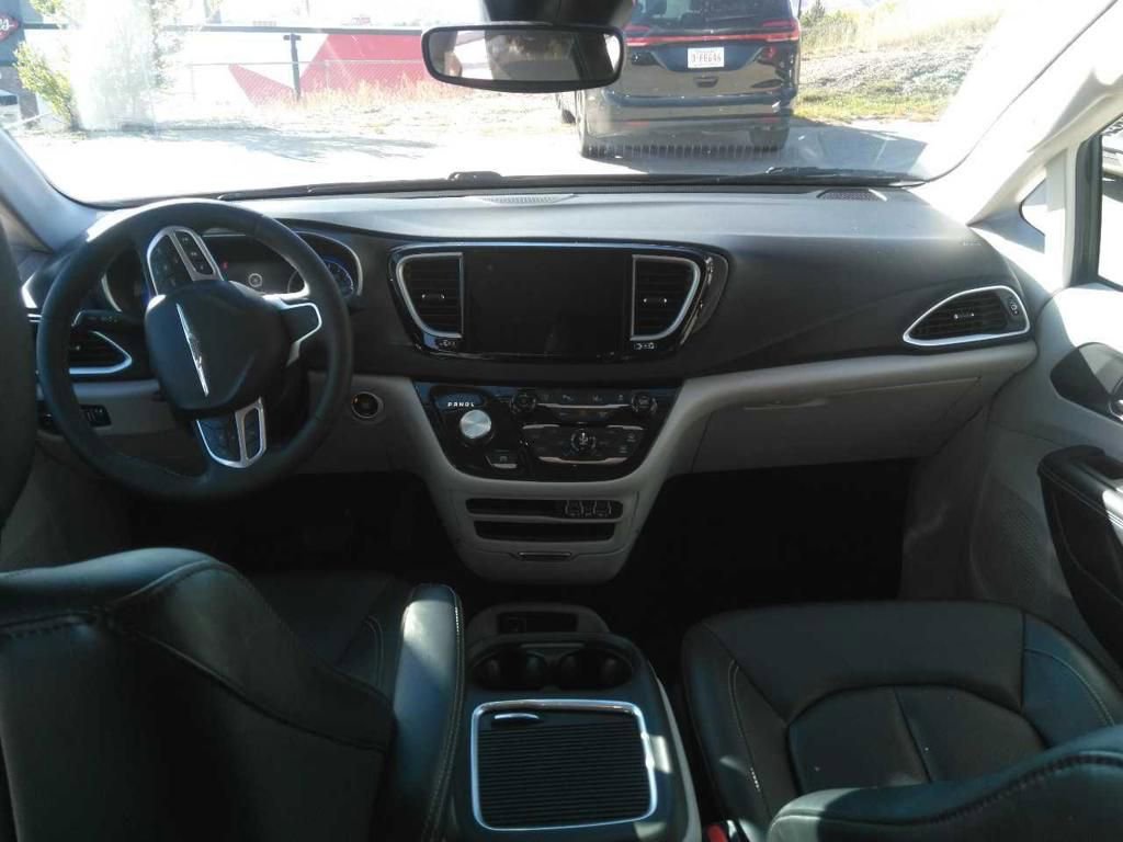 2024 Chrysler Pacifica Touring L photo 2