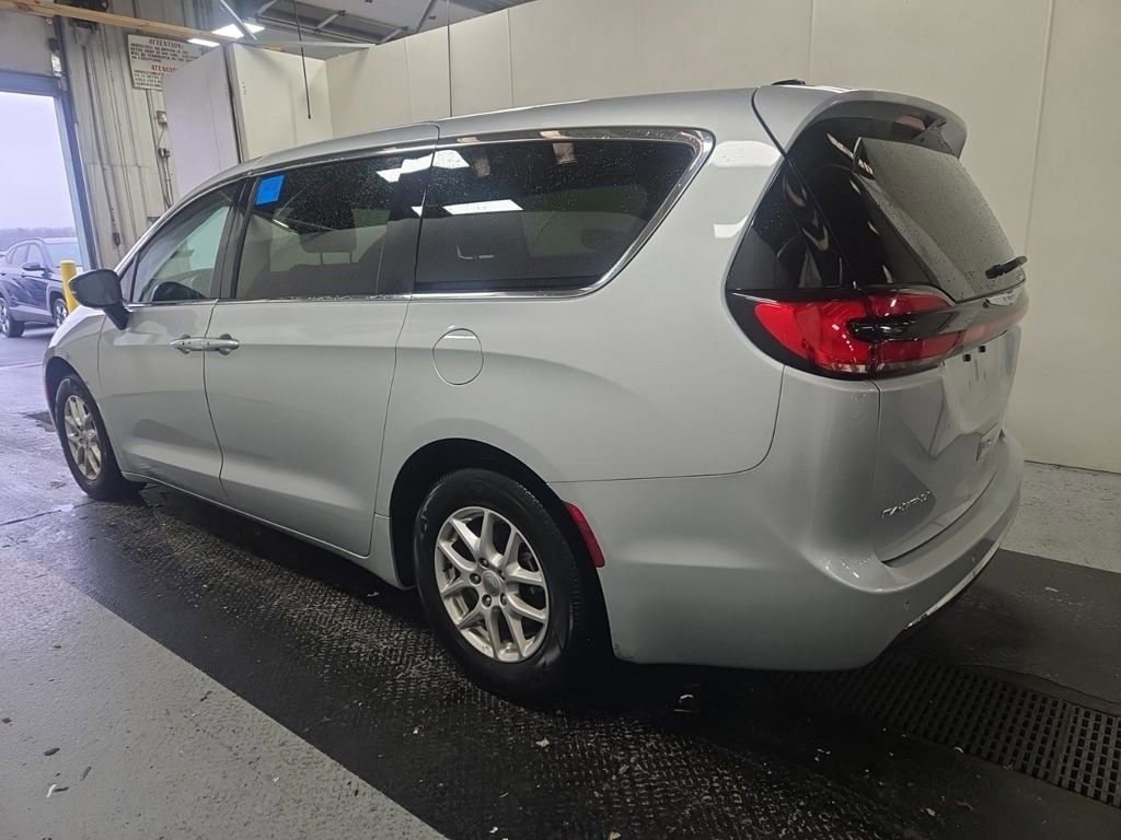 2024 Chrysler Pacifica Touring L photo 3