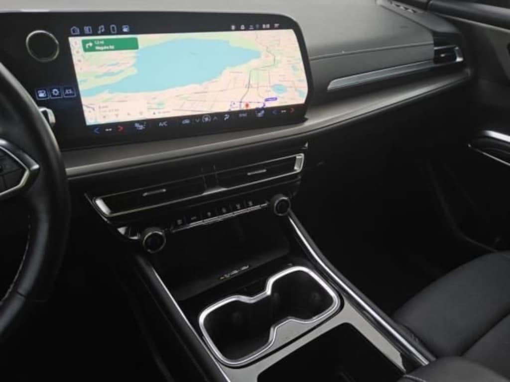 Used 2025 Chevrolet Traverse LT SUV