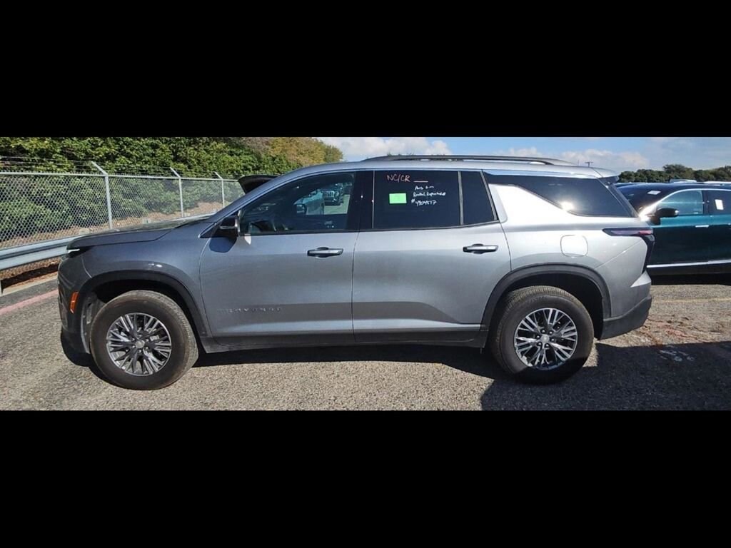 2025 Chevrolet Traverse photo 2