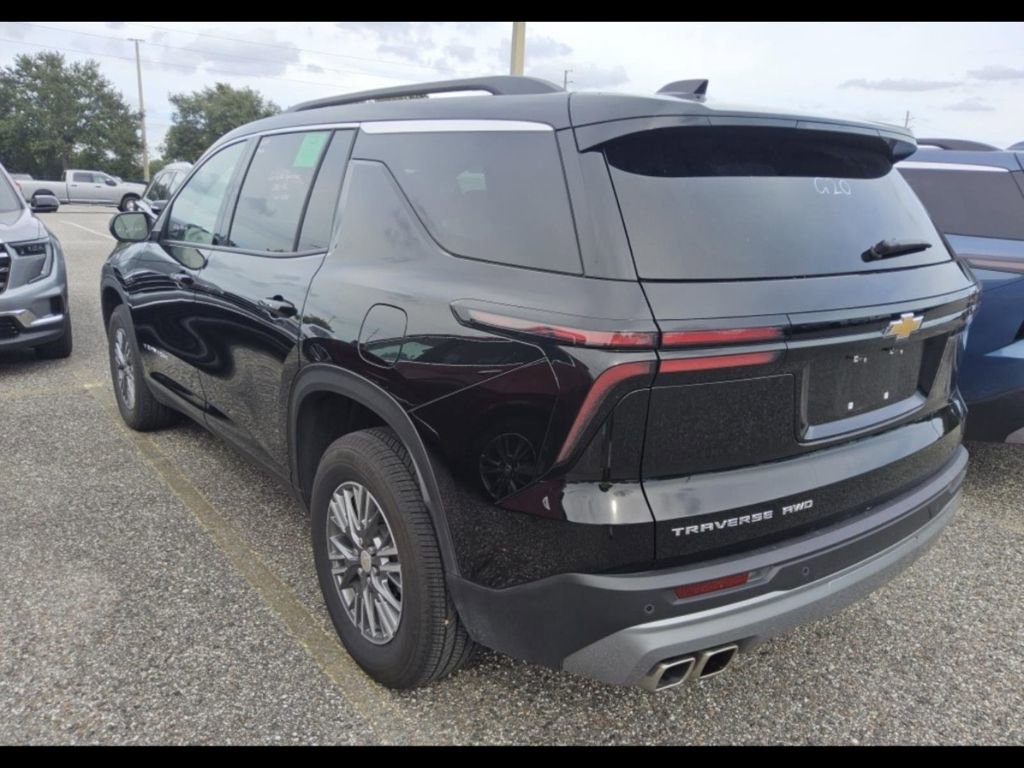 2025 Chevrolet Traverse photo 2
