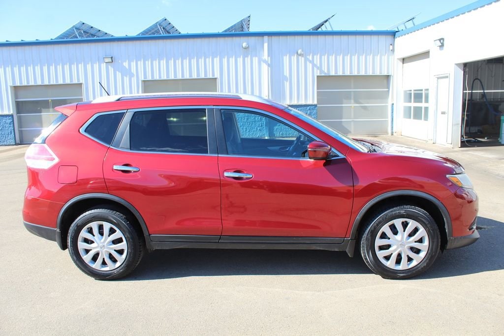 Used 2016 Nissan Rogue S with VIN KNMAT2MV3GP594100 for sale in Cedar Rapids, IA