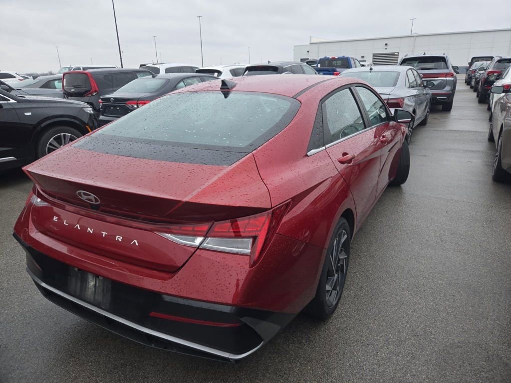 2025 Hyundai Elantra SEL Convenience photo 2
