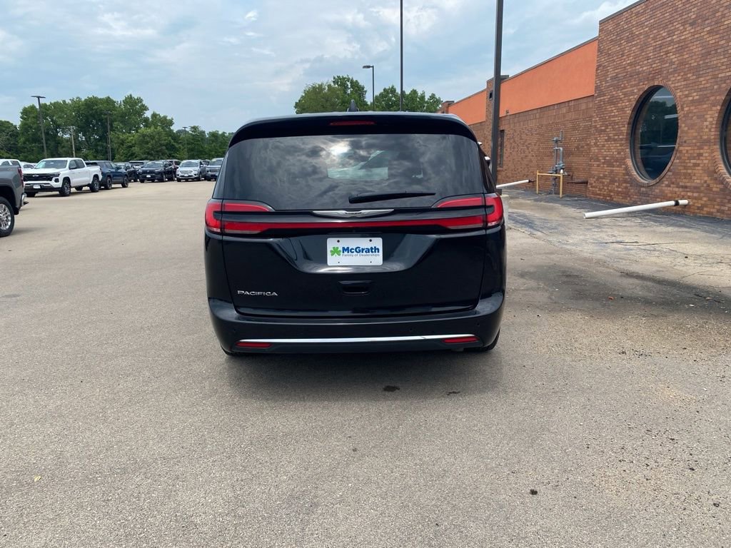 2023 Chrysler Pacifica Touring L photo 4