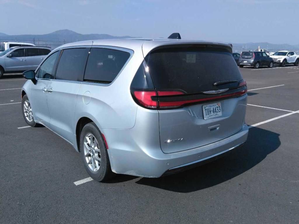 2024 Chrysler Pacifica Touring L photo 4