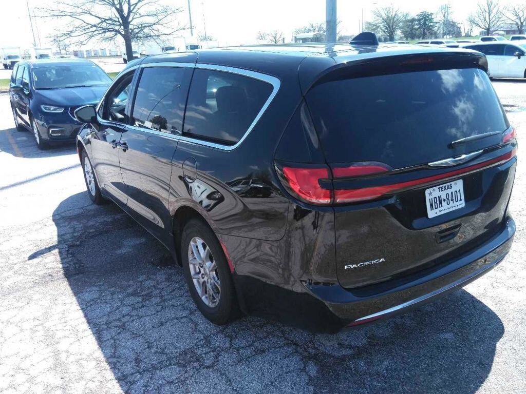 Used 2025 Chrysler Pacifica Select Van Passenger Van